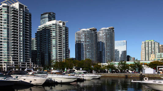 加拿大多伦多的公寓俯瞰海港