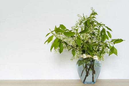 家庭内饰, Prunusin 的花束, 在一个白色的墙壁背景上的一个花瓶和书籍在乡村的木桌上