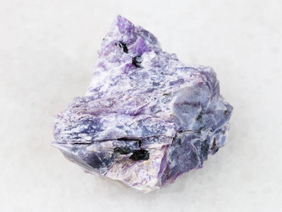 白色粗 charoite 石