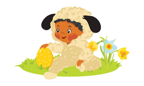 小男孩在羊羔服装用装饰的蛋