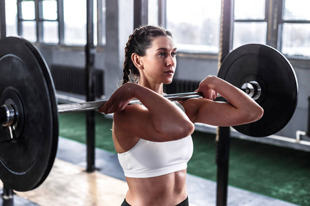 运动的运动妇女在 crossfit 健身房