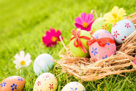 复活节快乐在绿色草地上筑巢的复活节彩蛋特写