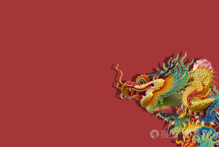 孤立的红色背景上的金龙