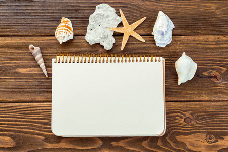 缘之空壁纸情侣木桌上的贝壳和记事本.具有复制空间的顶部视图照片