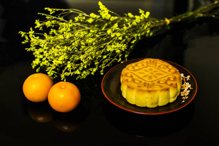 月饼和茶, 中国中秋节食品在黑色背景下隔离