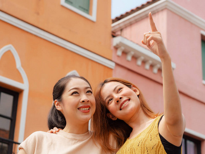 两位最好的朋友在欧洲城市旅游的女性游客