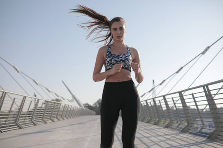 活跃的妇女赛跑者跨桥梁, 户外奔跑, 体育和健康生活方式概念的慢跑