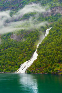 水和山