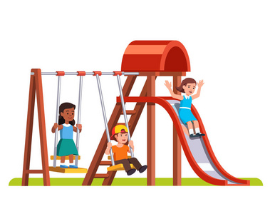 快乐的孩子们在幼儿园操场上玩耍照片