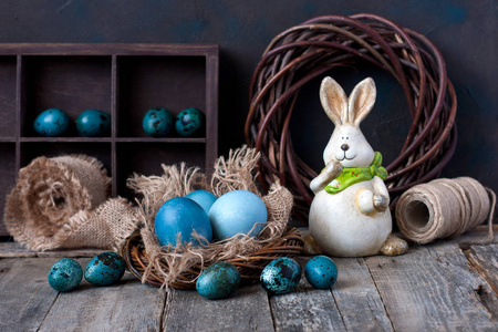 复活节作文与陶瓷兔子, 五颜六色的蛋和装饰花圈
