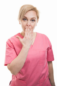 女护士身穿粉红色磨砂盖口