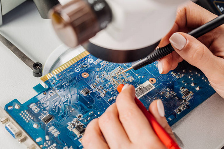 电脑修复在维修中心修理电脑硬件的妇女.修复一个照片