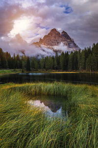 Antorno 湖与著名的 Cime di Lavaredo Drei Zinnen 蔓