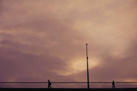剪影两个人在桥上行走灯笼图片