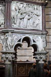 讲坛由 nicola pisano 在比萨的洗礼