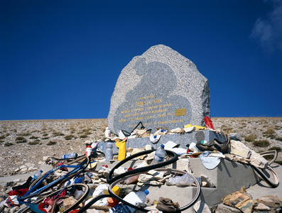 纪念品为骑自行车者汤姆  辛普森在 mont ventoux