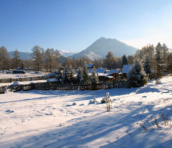 著名的俄罗斯旅游村 zamulta 在冬天在 uimon 谷，阿尔泰谅解备忘录