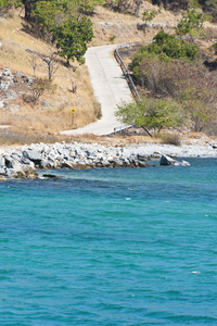 在海滩附近山上的路