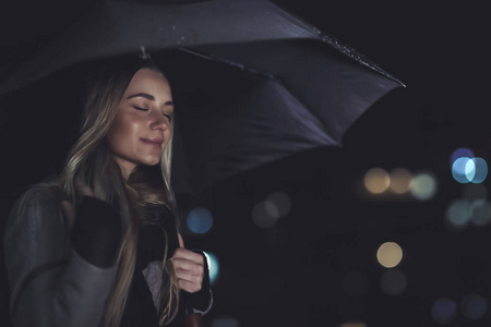 平静的女性享受雨夜