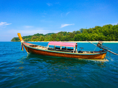 船在 Bulone 岛海滩, 沙敦