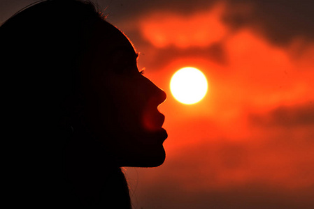 夕阳背景下的女性面孔剪影