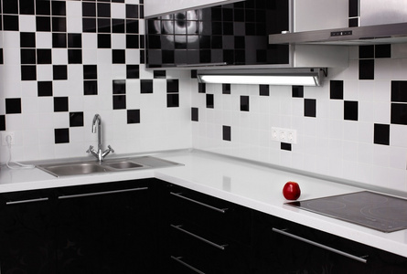 内部的黑色和白色现代厨房与美味的红苹果