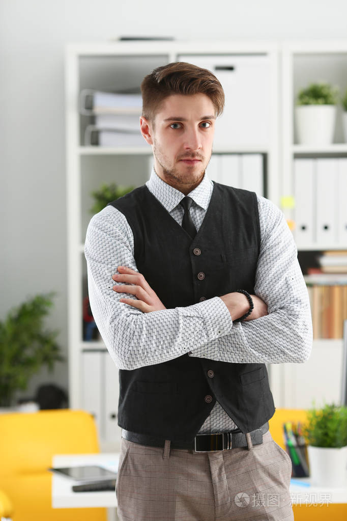 英俊的男子西装和领带站在办公室