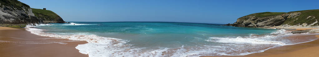 海滩上有美丽的波浪和蓝天, 风景秀丽。北西班牙