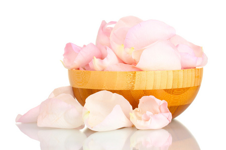 美丽粉红玫瑰花瓣放在白色上孤立的木碗