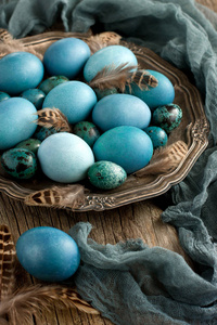 复活节假日概念在木背景五颜六色的蛋