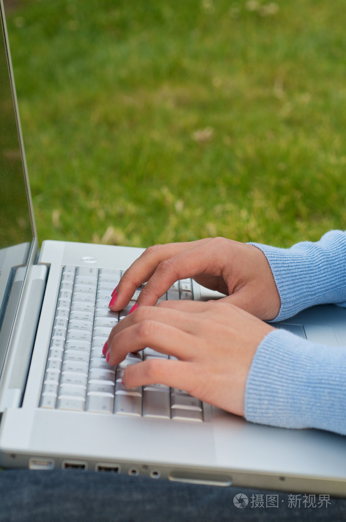 笔记本电脑打字室外