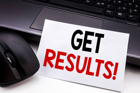 在黑色键盘背景上写在粘纸条纸上的实现结果的业务概念照片