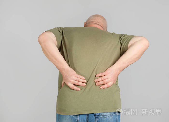 老人在光的背景下痛苦的背部照片-正版商用图片03w0ve-摄图新视界