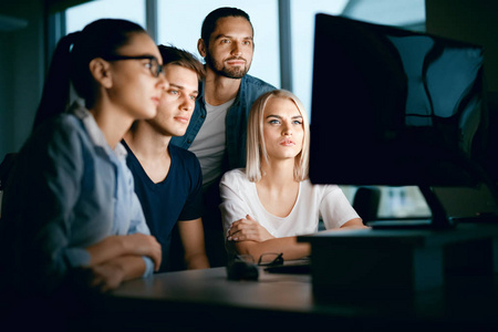 办公室计算机工作的程序员团队照片