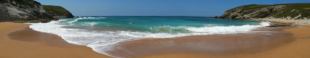 海滩上有美丽的波浪和蓝天, 风景秀丽。北西班牙