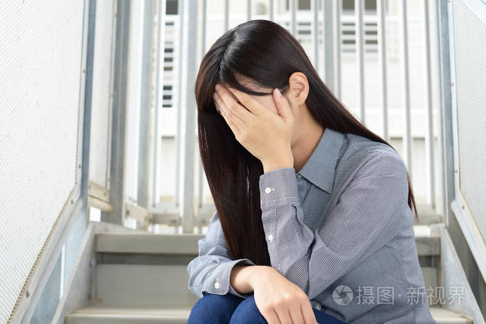 悲伤的年轻女人哭