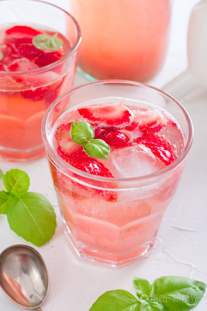 新鲜凉爽的夏季饮料草莓和绿色罗勒, 选择性聚焦照片-正版商用图片03
