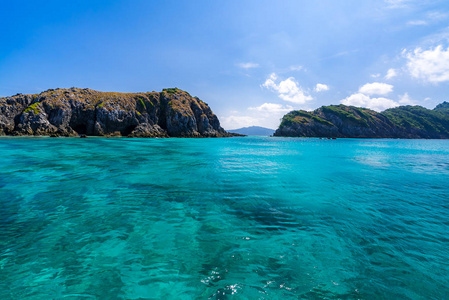 热带白沙海滩在浮潜点从速度小船在海洋缅甸并且泰国