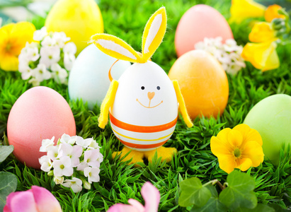 炫彩的复活节彩蛋和兔子