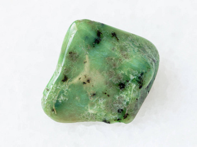 白色抛光绿色 Grossular 石榴石宝石