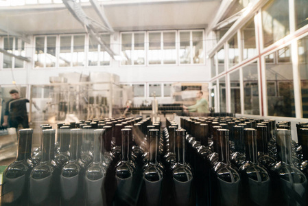 在酒精工厂, 许多葡萄酒玻璃瓶