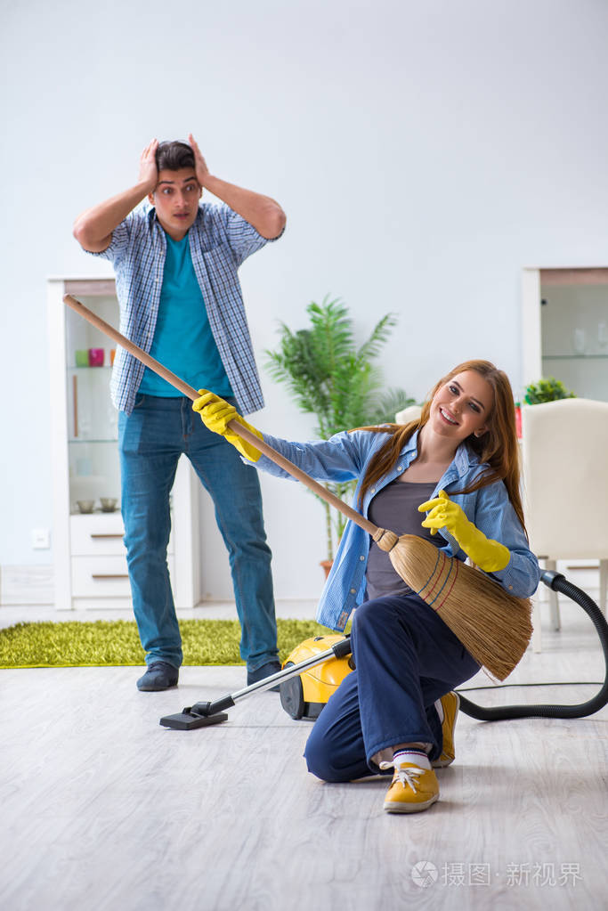 年轻家庭打扫房子