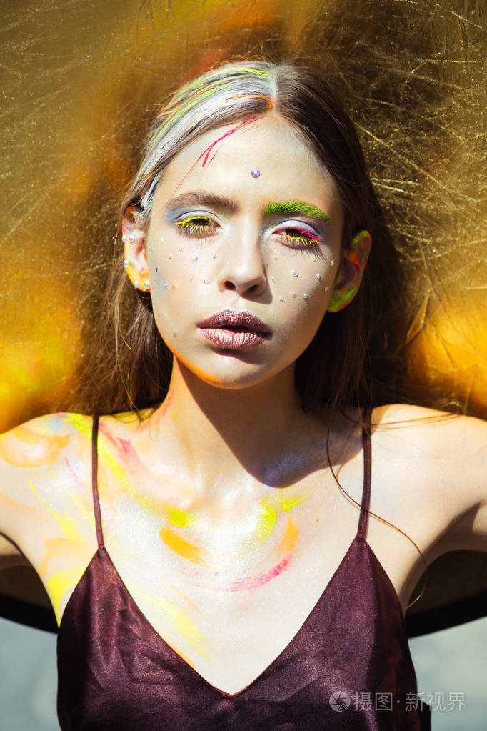 印地安妇女以多彩的化妆面孔身体艺术