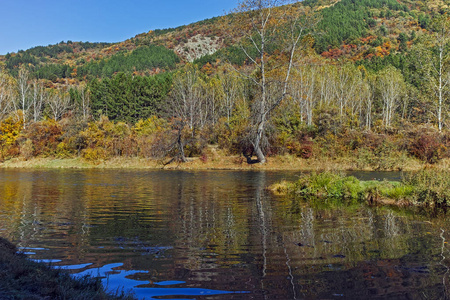 保加利亚索非亚市 Pancharevo 湖附近的 Iskar 河秋季景观