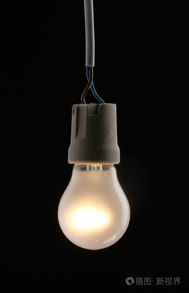 黑色背景上亮起的灯泡