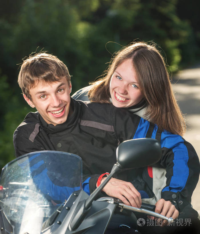 年轻人和女孩坐在摩托车上.照片-正版商用图片03w6zp-摄图新视界
