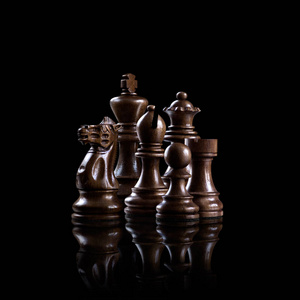 战略和领导力的概念黑色木制国际象棋人物站在一起作为一个家庭准备深色背景的游戏