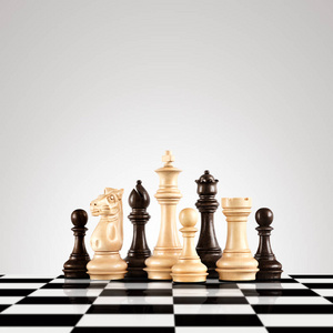 战略和领导力的概念站在准备游戏板上的黑色和白色木制国际象棋棋子
