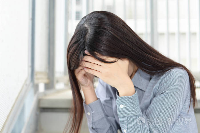 悲伤的年轻女人哭