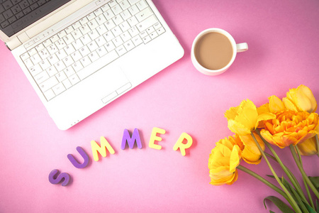 黄色郁金香, 膝上型电脑和咖啡在丁香背景春天, 夏天概念平放置顶部看法